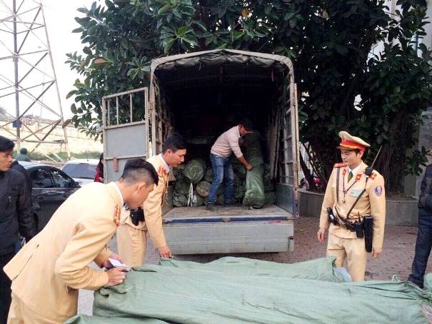 Hà Nội: Phát hiện 41 cuộn vải không rõ nguồn gốc, xuất xứ