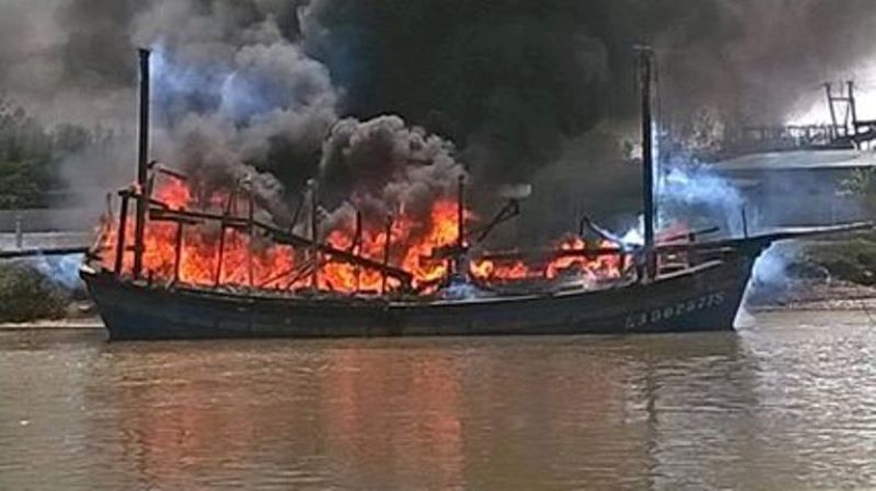 Bình Định: 3 tàu cá bị thiêu rụi, thiệt hại khoảng 30 tỷ đồng - Hình 1