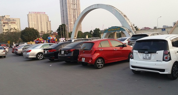Hà Nội: Lại xuất hiện đối tượng thu tiền trông giữ xe trái phép tại Công viên Cầu Giấy - Hình 1