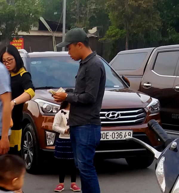 Hà Nội: Lại xuất hiện đối tượng thu tiền trông giữ xe trái phép tại Công viên Cầu Giấy