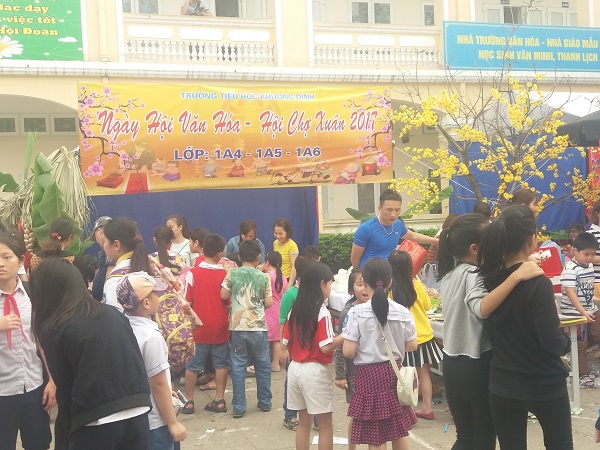 Học sinh Trường Tiểu học Khương Đình hào hứng tham dự Hội chợ Xuân 2017 - Hình 1