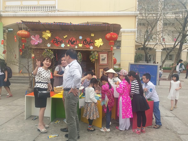 Học sinh Trường Tiểu học Khương Đình hào hứng tham dự Hội chợ Xuân 2017 - Hình 2