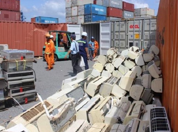 2 container quá cảnh chứa hàng cấm nhập khẩu bị lực lượng chức năng bắt giữ