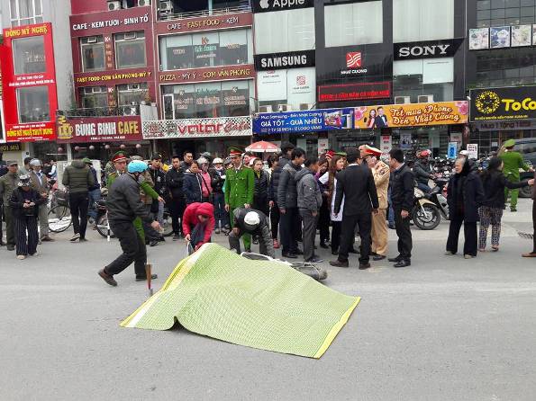 Va chạm với xe trộn bê tông: Một nữ sinh tử vong tại chỗ