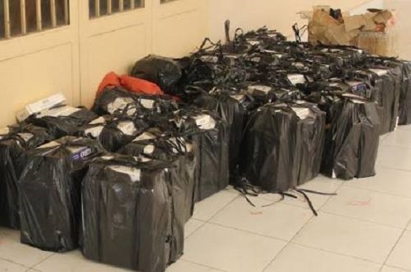 Tây Ninh: Bắt giữ 2 đối tượng vận chuyển hơn 9000 gói thuốc lá lậu