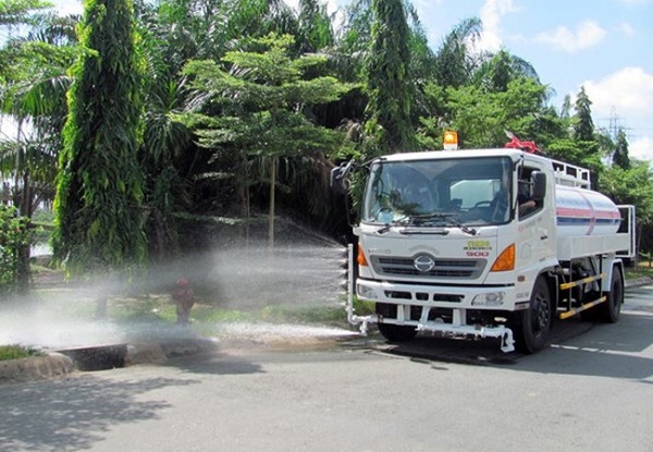 Mỗi năm Hà Nội mất 70 tỷ đồng tiền rửa đường - Hình 1