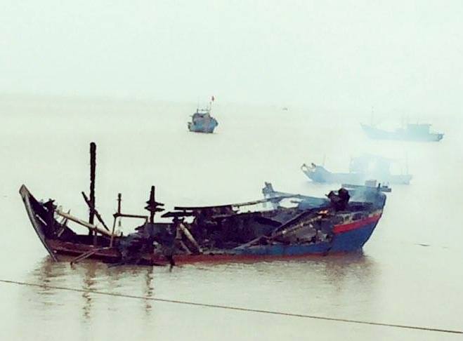 Thanh Hóa: 3 tàu cá bốc cháy giữa đêm khiến ngư dân thiệt hại hàng tỷ đồng - Hình 1
