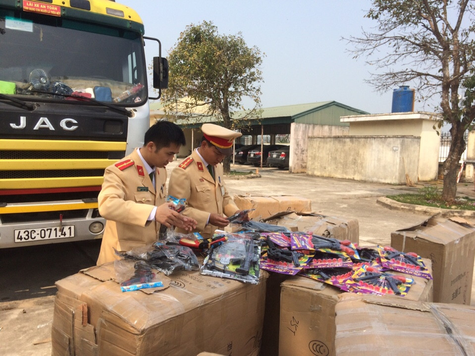 Thanh Hóa: Bắt xe vận chuyển đồ chơi bạo lực