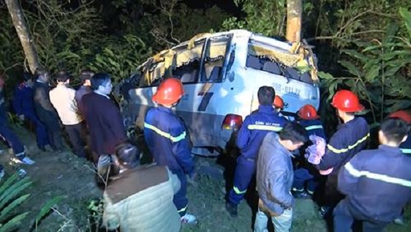 Lào Cai: Xe ô tô chở 22 hành khách lao xuống vực
