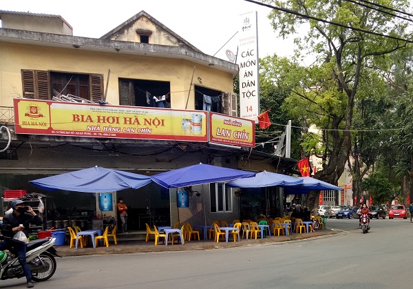 Hàng loạt nhà hàng, quán bia chiếm dụng vỉa hè