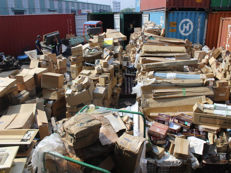 TP. Hồ Chí Minh: Khám xét 2 container phát hiện hàng lậu tại cảng Cát Lái