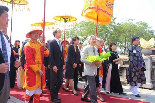 Nhật hoàng và Hoàng hậu thăm cố đô Huế - Hình 2