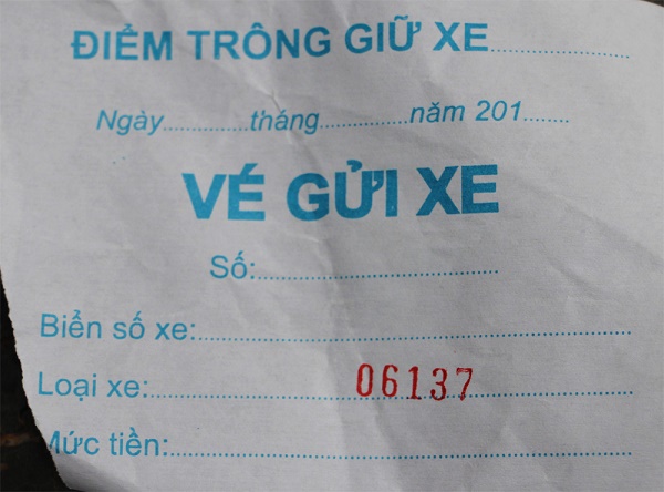 Hà Nội: Sẽ xử lý nghiêm việc thu phí gửi xe bằng viết tay