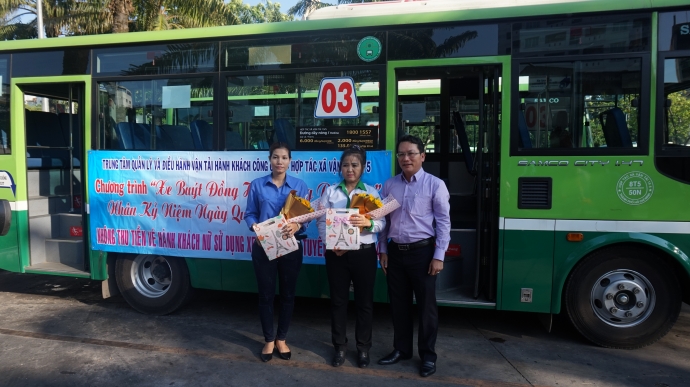 Phụ nữ ngày 8/3 được đi xe buýt miễn phí