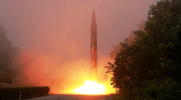 Triều Tiên: Thử tên lửa diễn tập tấn công căn cứ Mỹ tại Nhật - Hình 1