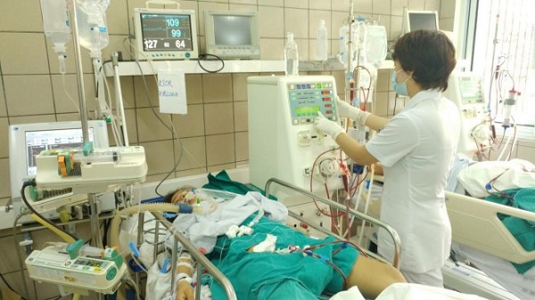 Thêm 7 trường hợp cấp cứu, hôn mê sâu vì uống rượu có chứa methanol