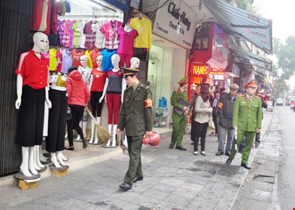 Hà Nội đồng loạt ra quân xử lý lấn chiếm vỉa hè