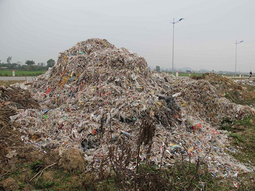 Thanh Hóa: Truy tìm thủ phạm đổ trộm hàng chục tấn rác thải trên đại lộ - Hình 1