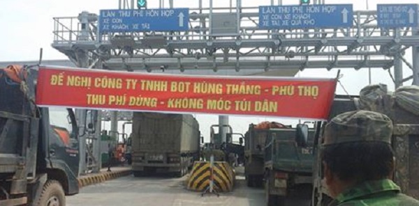 Phú Thọ: Nhiều xe ô tô dàn hàng, phản đối thu phí cao - Hình 1