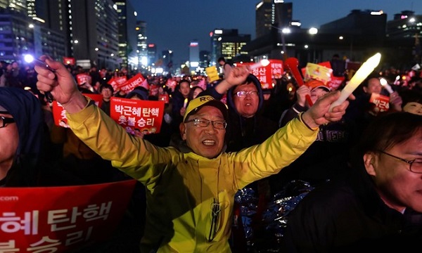 Hàn Quốc chia rẽ sâu sắc sau phán quyết bãi nhiệm Tổng thống - Hình 1