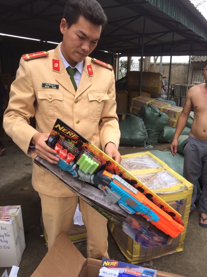 Thanh Hóa: Bắt xe vận chuyển đồ chơi bạo lực