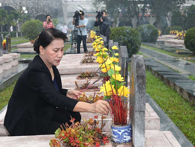 Lễ dâng hương tưởng niệm các liệt sỹ hy sinh trong chiến dịch Điện Biên Phủ - Hình 1