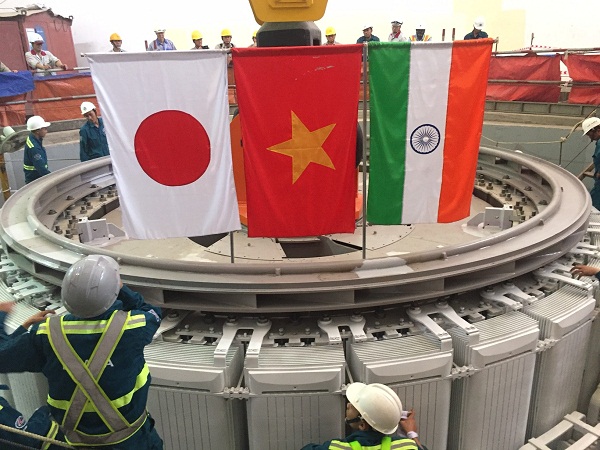 Lắp đặt roto tổ máy phát điện Nhà máy Thủy điện Thác Mơ mở rộng