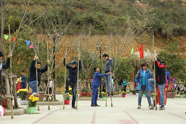 Độc đáo Lễ hội Hoa đỗ quyên Fansipan 2017