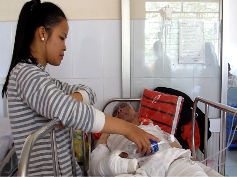 Bình Dương: Nổ lò nung nguyên liệu, 8 người bị bỏng nặng