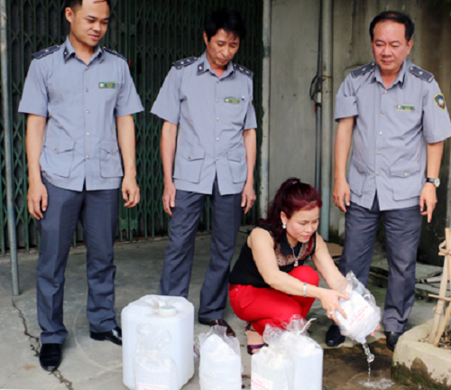 Hà Tĩnh: Thu giữ, tiêu hủy gần 500 lít rượu không rõ nguồn gốc