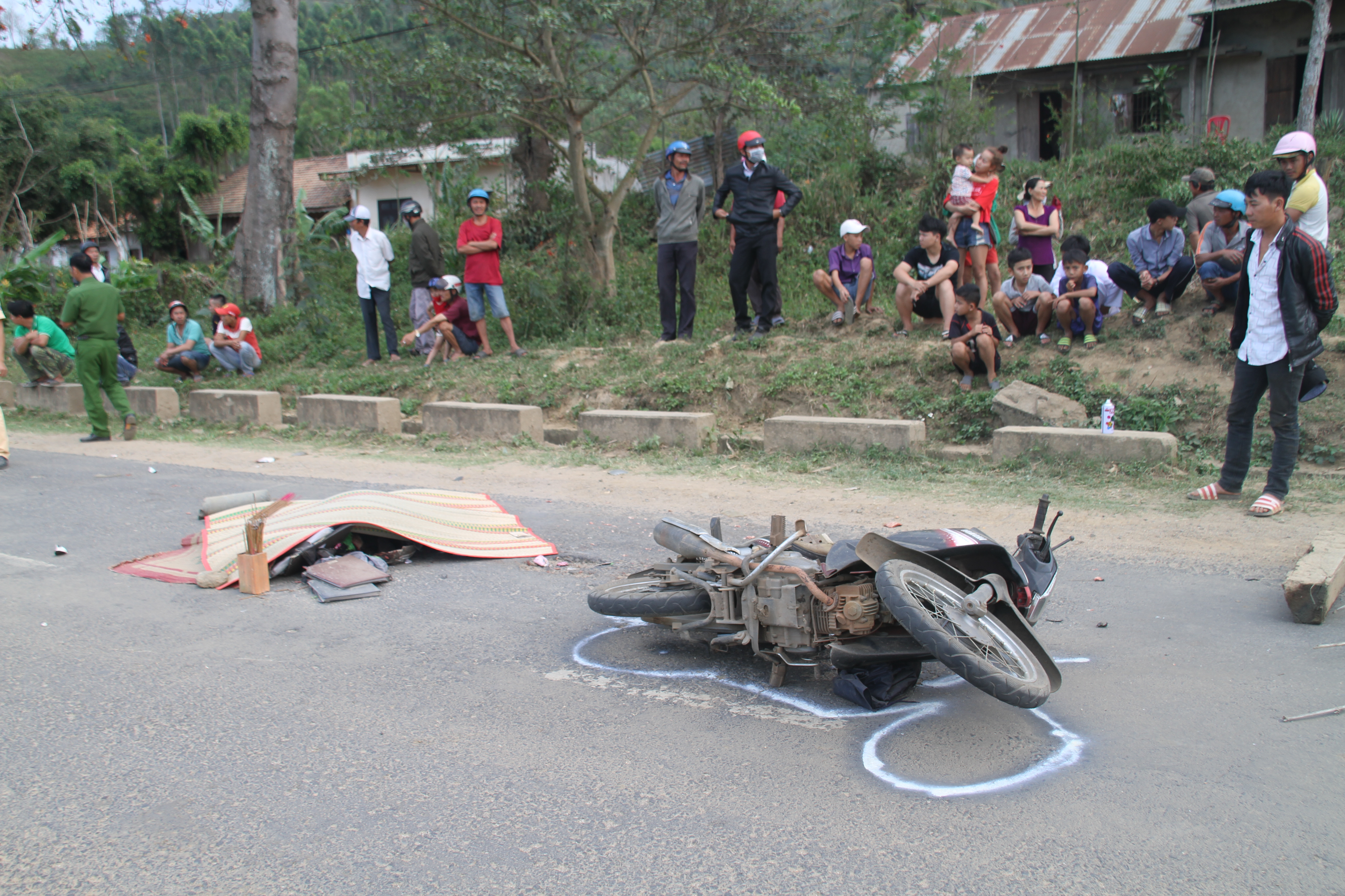Bị ngã khi lưu thông, thầy giáo bị xe khách cán chết tại chỗ
