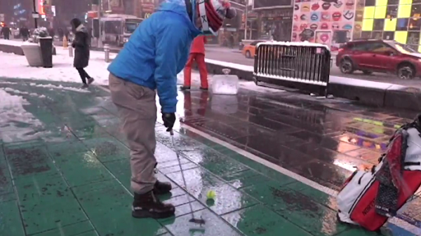 Bất chấp bão tuyết, hai người đàn ông chơi golf tại Time Square Kết thúc cuộc trò chuyện - Hình 1