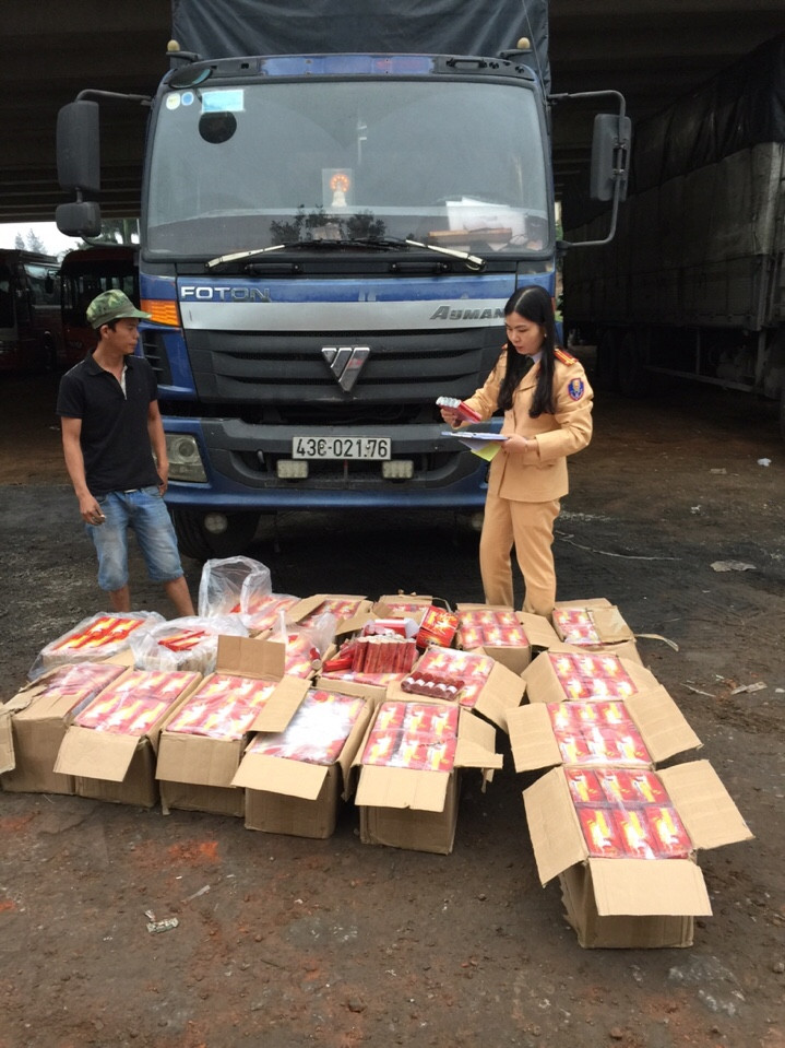 Thanh Hóa: Bắt xe vận chuyển 2.130 quả pháo