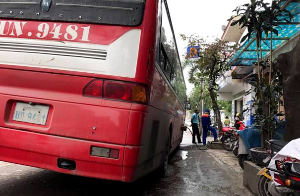 Hà Nội: Cửa hàng xăng dầu số 484 Minh Khai chiếm dụng vỉa hè, lòng đường để kinh doanh? - Hình 3