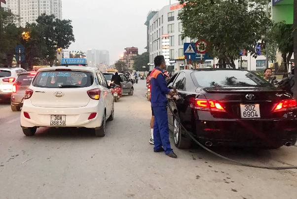 Hà Nội: Cửa hàng xăng dầu số 484 Minh Khai chiếm dụng vỉa hè, lòng đường để kinh doanh? - Hình 4