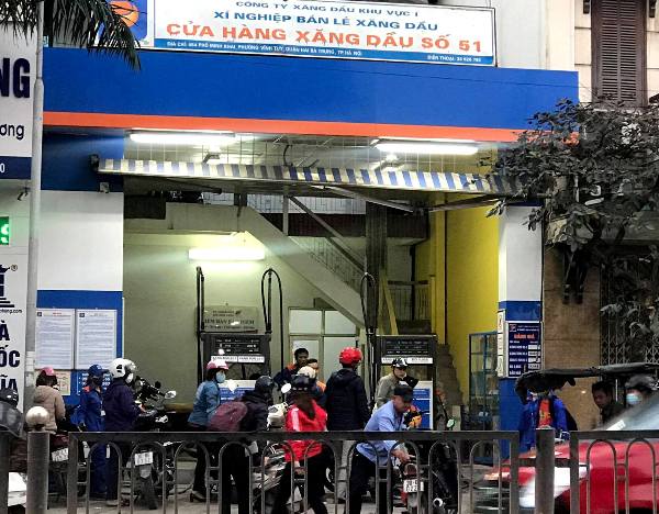 Hà Nội: Cửa hàng xăng dầu số 484 Minh Khai chiếm dụng vỉa hè, lòng đường để kinh doanh? - Hình 1