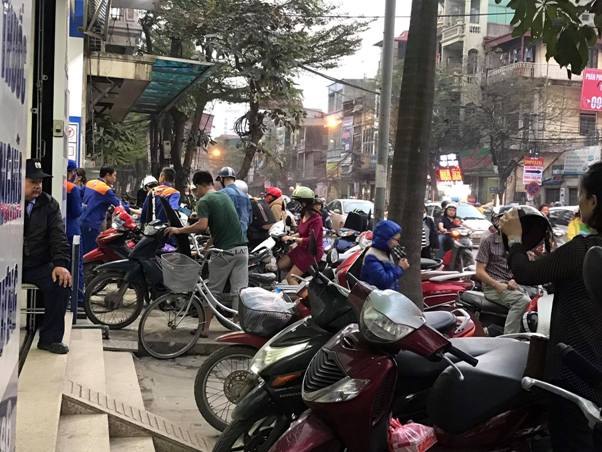Hà Nội: Cửa hàng xăng dầu số 484 Minh Khai chiếm dụng vỉa hè, lòng đường để kinh doanh? - Hình 2