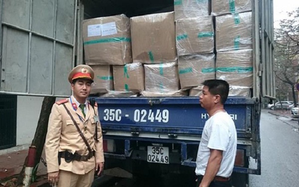 Hà Nội: Đội CSGT số 14 phát hiện xe chở nhiều mặt hàng không rõ nguồn gốc