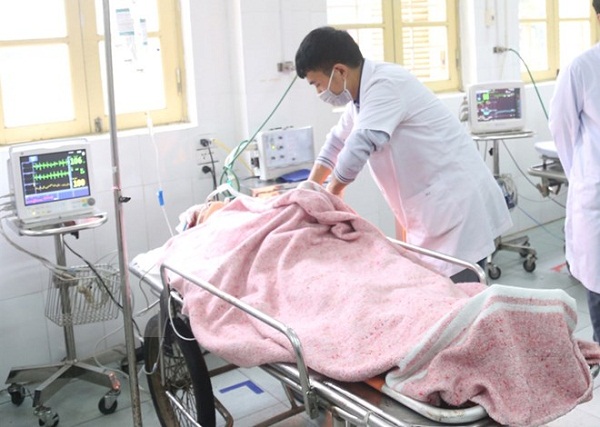 Vụ tai nạn thảm khốc ở Hà Nam: UB ATGT quốc gia tới bệnh viện động viên các nạn nhân - Hình 1