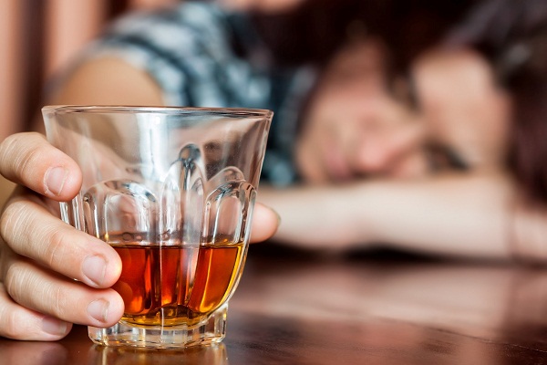 Bộ Y tế tiếp tục cảnh báo về tình trạng ngộ độc rượu - Hình 1