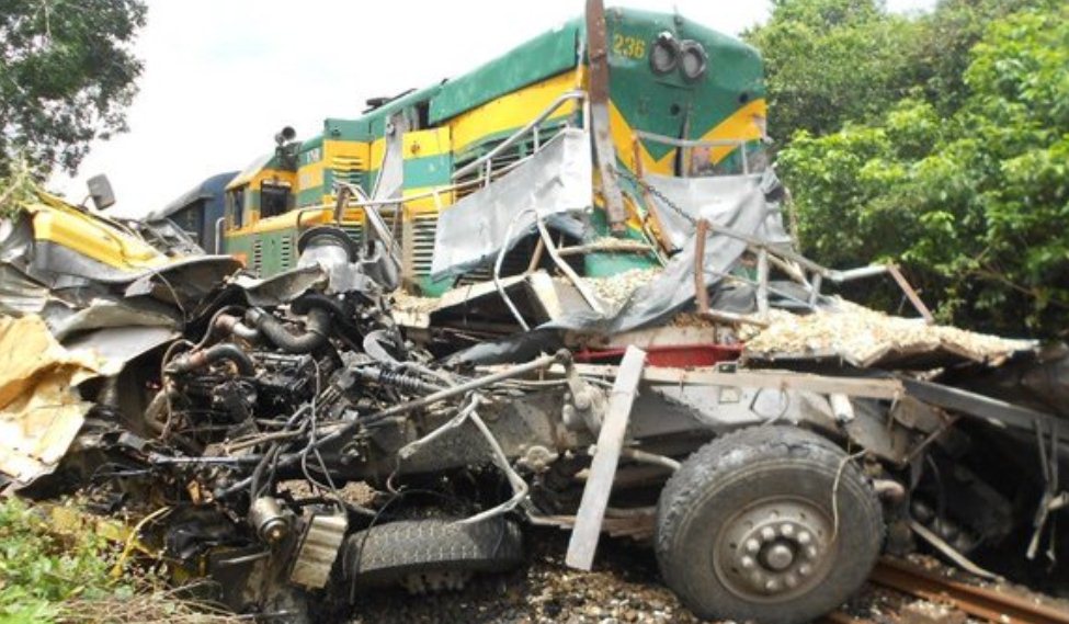 Bình Định: Tàu hỏa đâm xe tải, 1 người tử vong tại chỗ - Hình 1