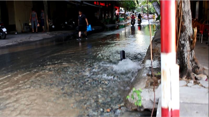 TP. HCM: Chậm trễ khắc phục sự cố vỡ ống nước, đơn vị thi công khắc phục cẩu thả?