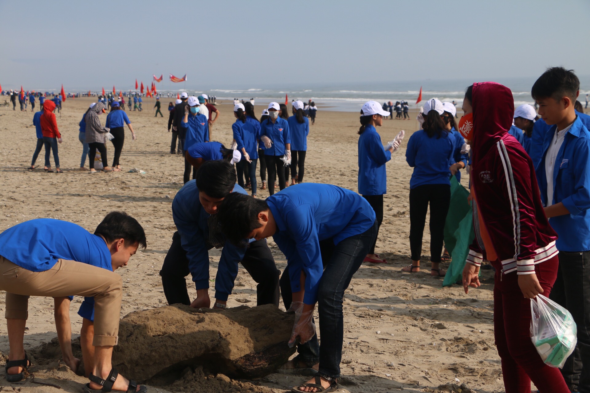 Hà Tĩnh: Phát động chương trình “Hãy làm sạch biển” - Hình 5