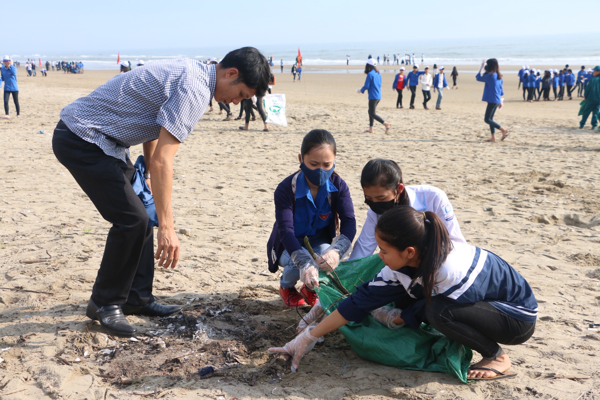 Hà Tĩnh: Phát động chương trình “Hãy làm sạch biển” - Hình 2