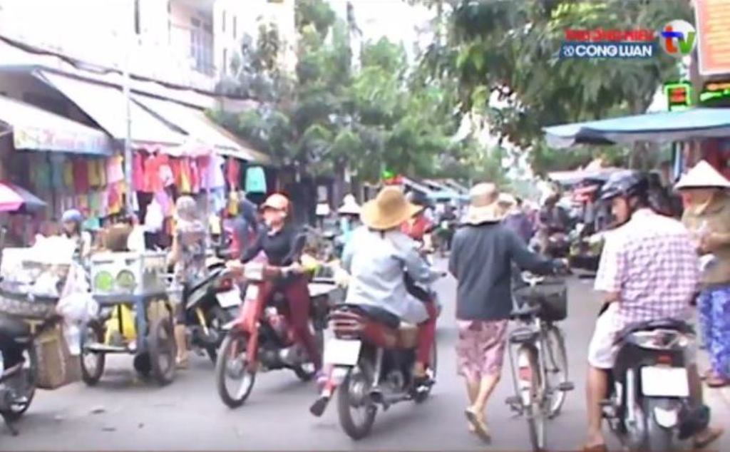 TP. HCM: Lo ngại mất ATVSTP tại chợ tự phát trên đường Phạm Văn Bạch - Hình 1