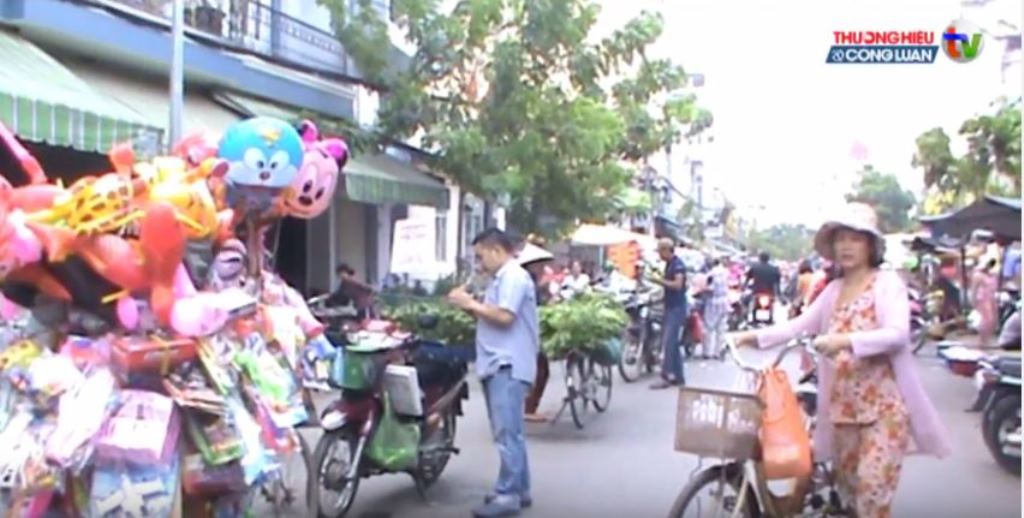 TP. HCM: Lo ngại mất ATVSTP tại chợ tự phát trên đường Phạm Văn Bạch