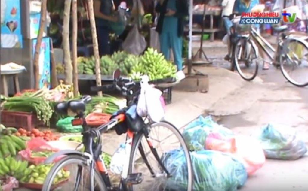 TP. HCM: Lo ngại mất ATVSTP tại chợ tự phát trên đường Phạm Văn Bạch - Hình 4