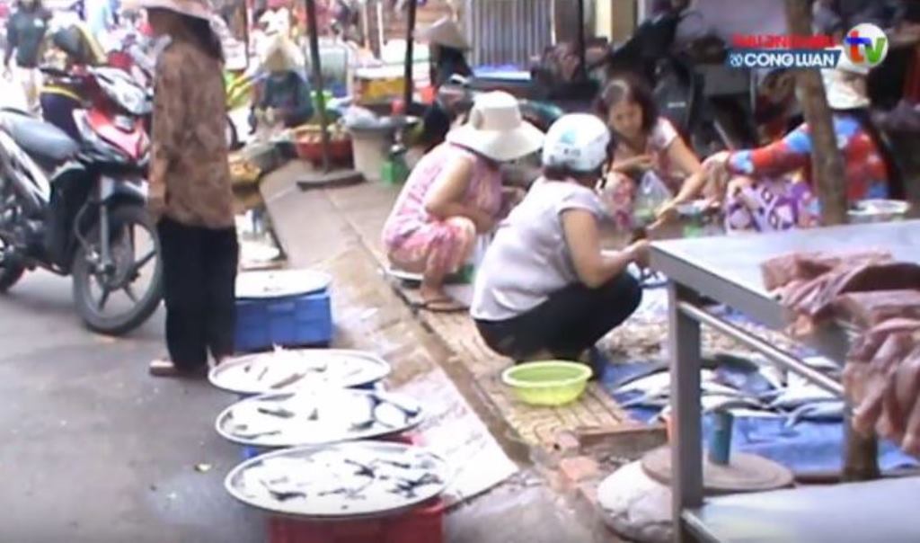 TP. HCM: Lo ngại mất ATVSTP tại chợ tự phát trên đường Phạm Văn Bạch - Hình 6