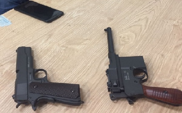 Thu giữ 2 khẩu súng ngắn có độ sát thương cao trong hành lý một hành khách - Hình 1