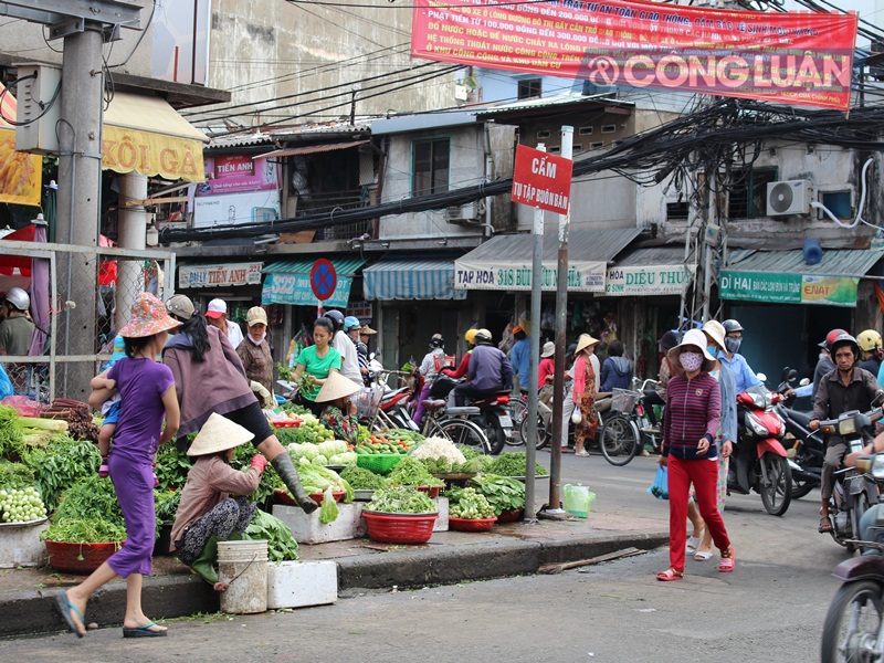 TP. HCM: Chợ tự phát lấn át lòng đường